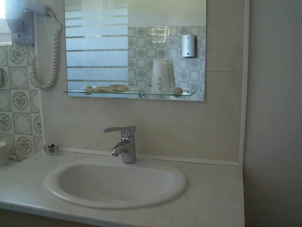 Le Relais Du Pont De Rhodes Frayssinet Ruang foto